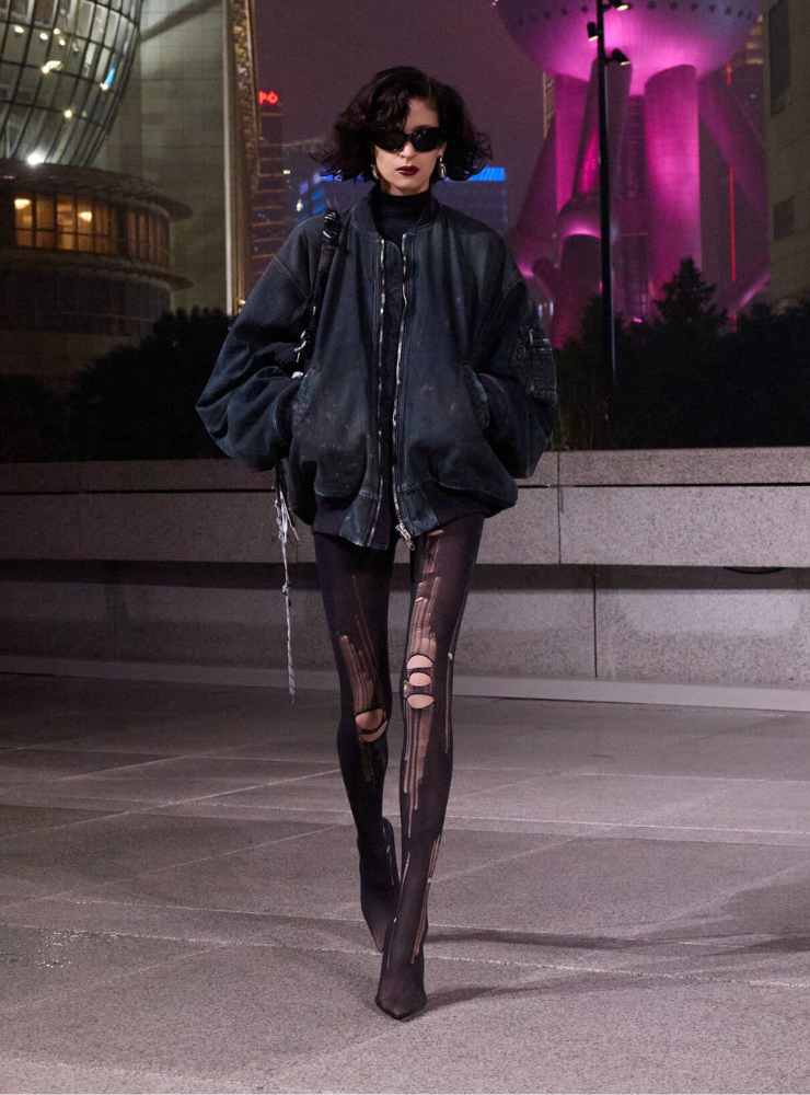 modella balenciaga sfilata resort 2025
