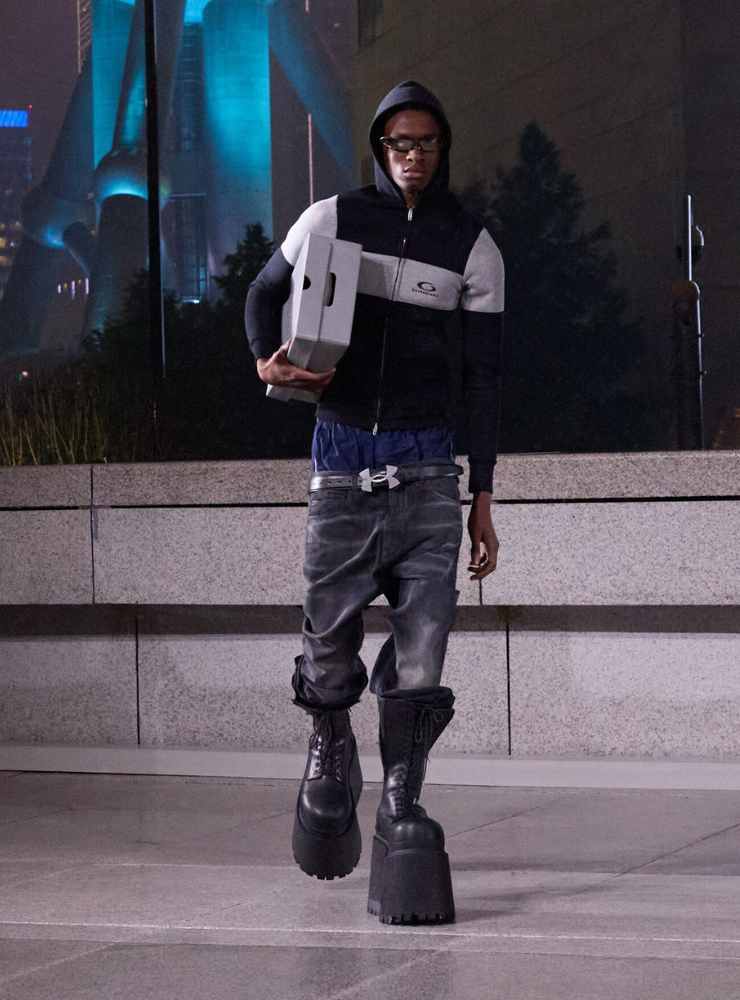 modello balenciaga sfilata resort 2025