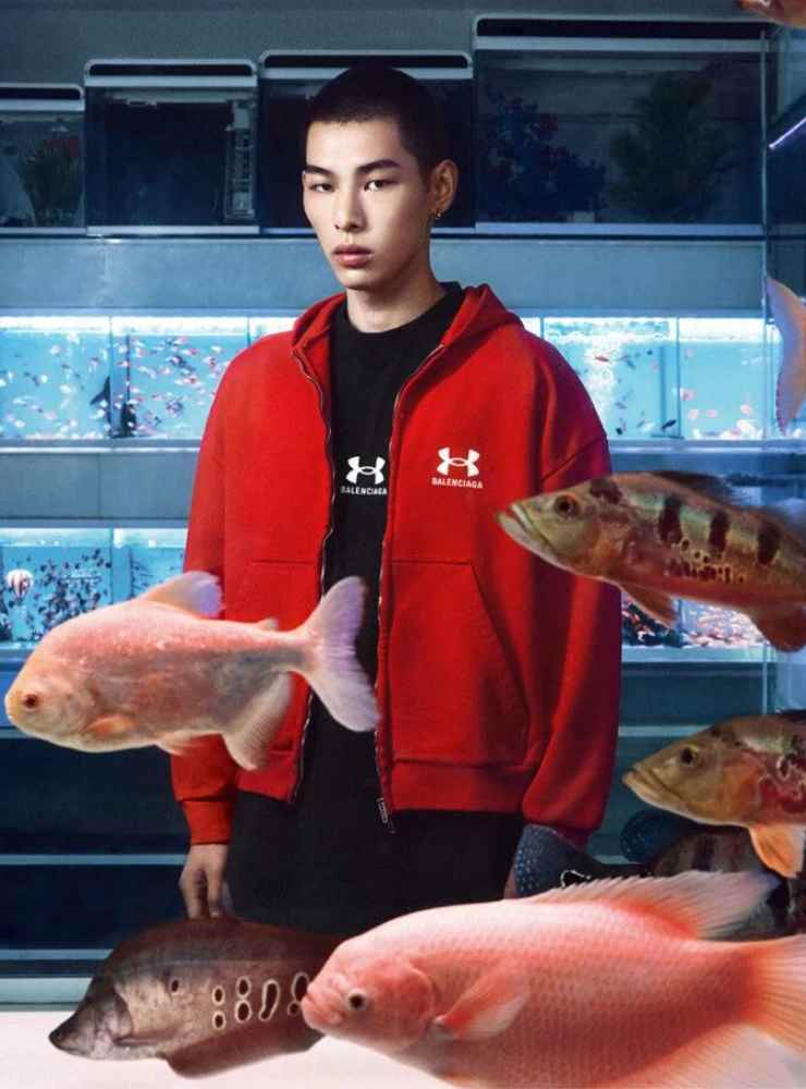 modello Balenciaga x Under Armour