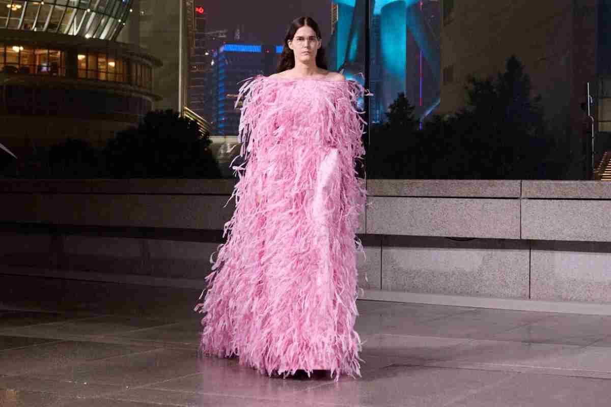 modella balenciaga sfilata resort 2025
