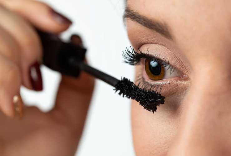 donna che applica mascara