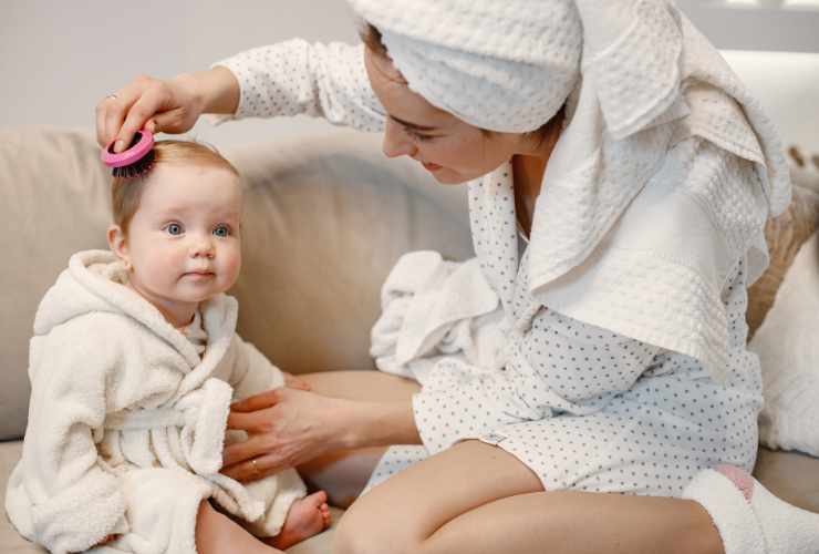 bimba e mamma con accappatoio