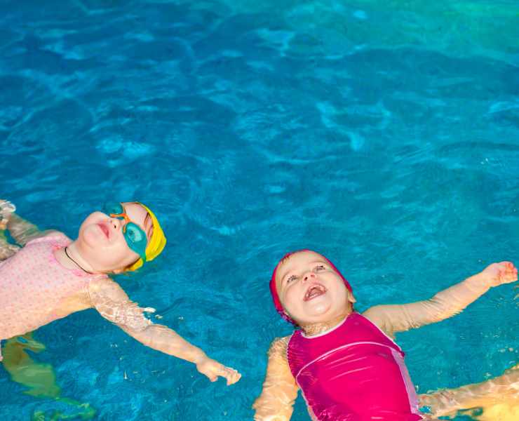 bambini in piscina