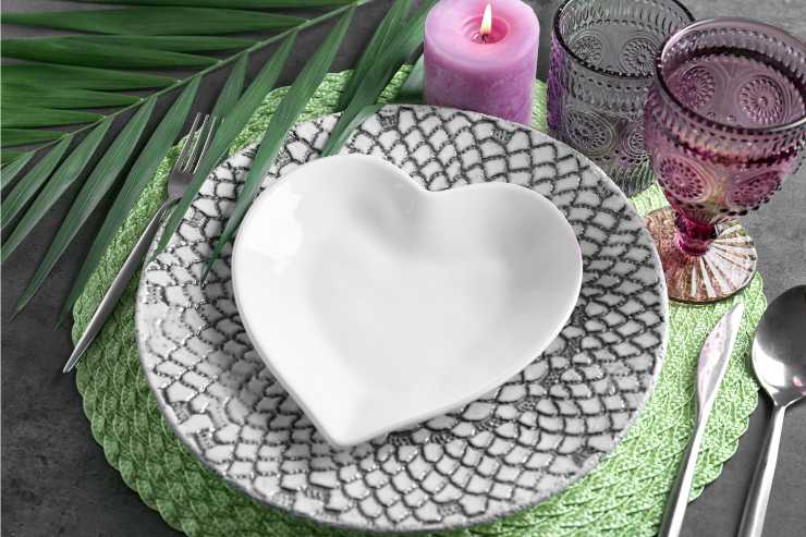 tavola apparecchiata romantica con piatto a forma di cuore