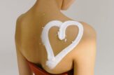Crema corpo a forma di cuore sulla spalla