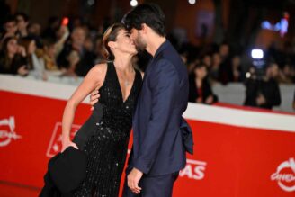 bacio di Maria Elena Boschi e Giulio Berruti sul red carpet
