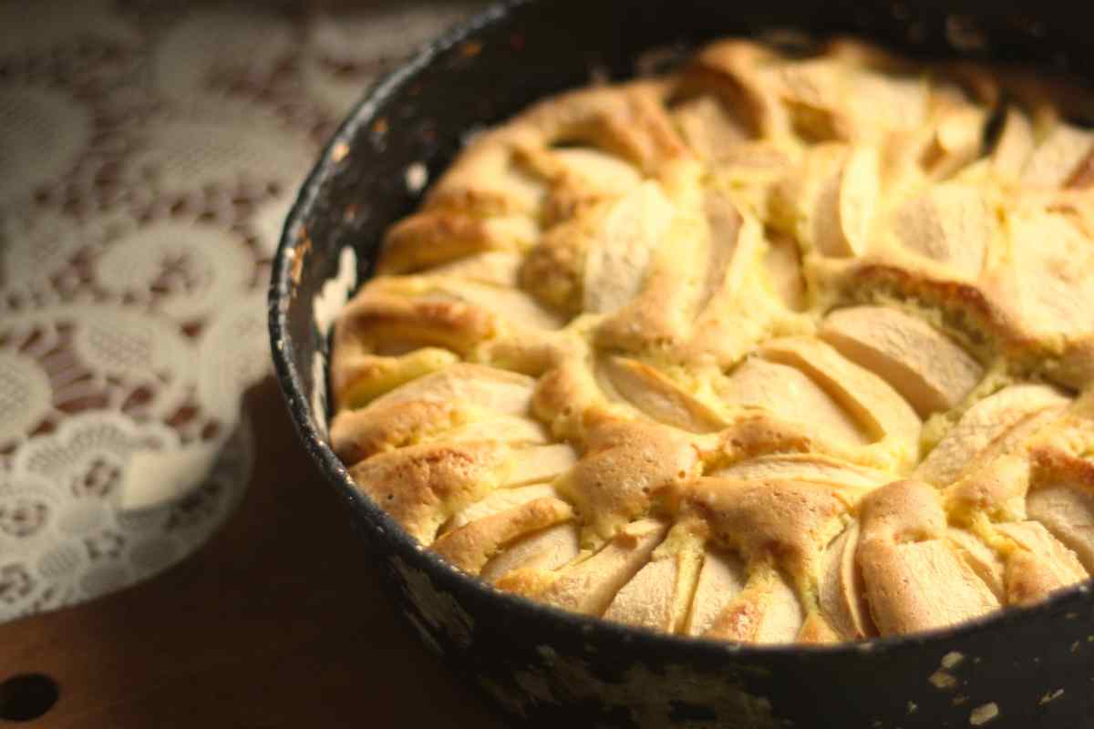 una torta di mele appena sfornata in una teglia