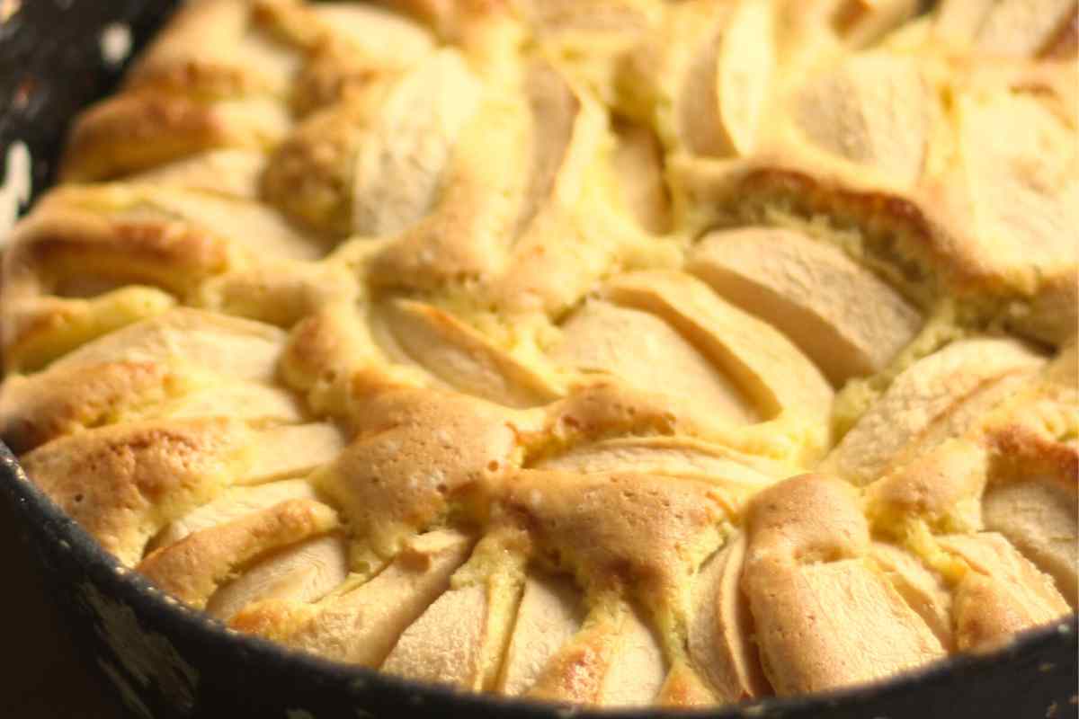 Torta di mele della nonna in una teglia vista da vicino