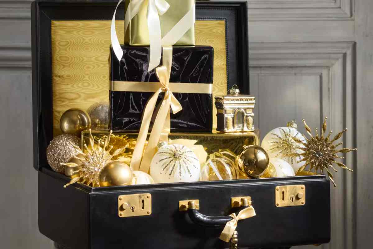 Decorazioni natalizie Maisons du Monde in una valigia