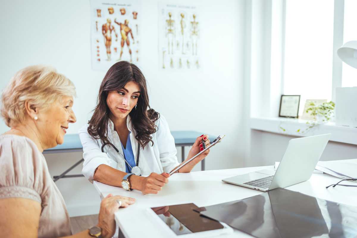 Studio medico con una dottoressa e una paziente