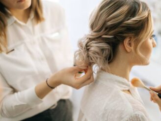 Donna che fa acconciatura ai capelli