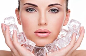 Donna con ghiaccio sul volto