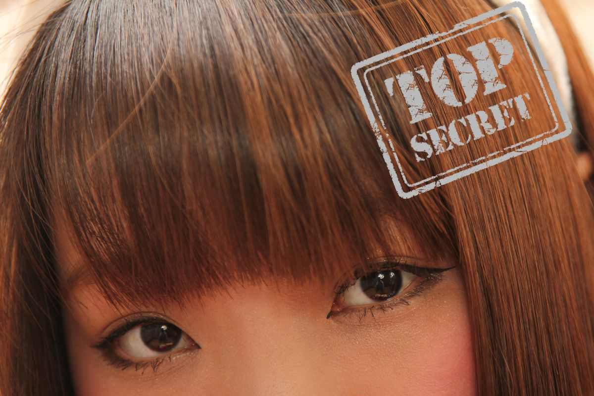 Donna con frangetta e scritta top secret