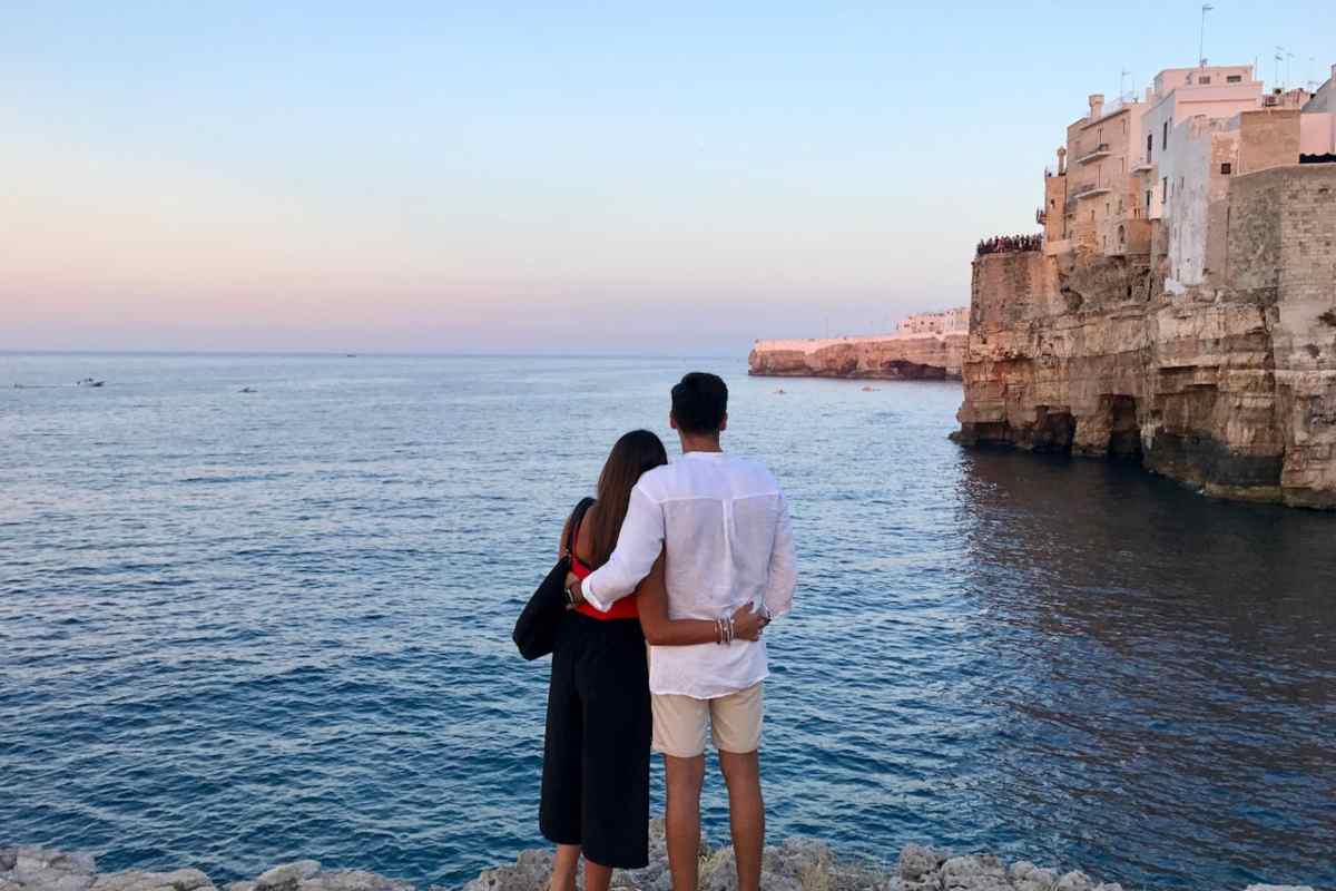 Coppia davanti al mare