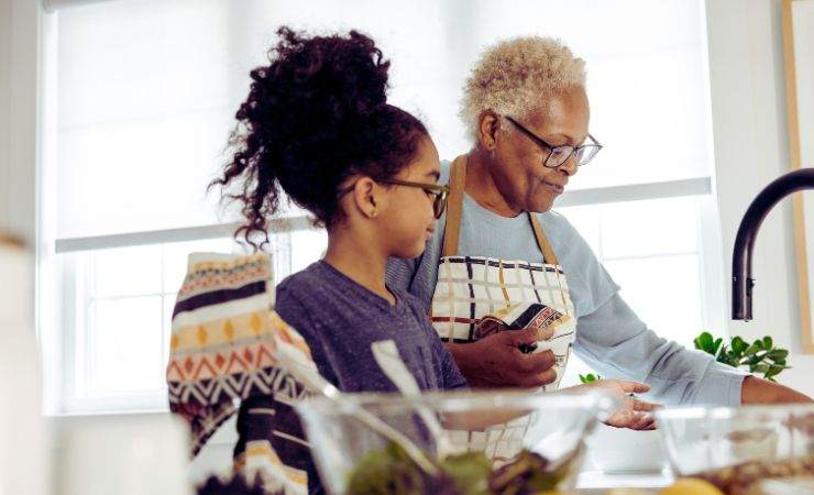 Nonna e nipote in cucina 
