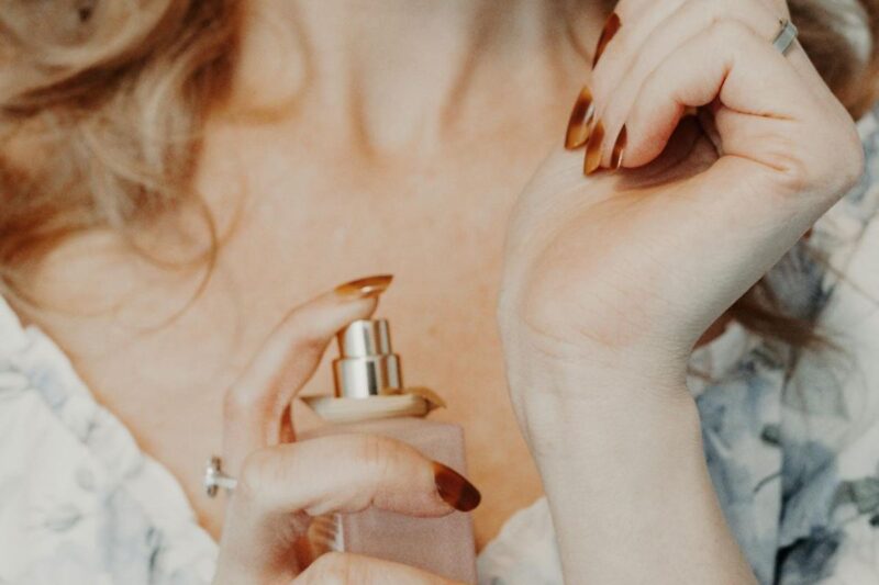 Donna che indossa il profumo