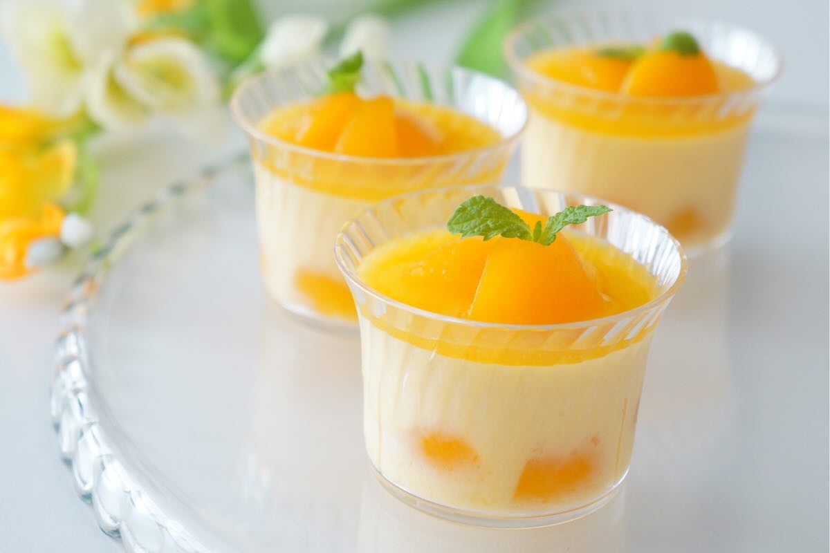 Mousse albicocche dentro bicchiere di vetro 