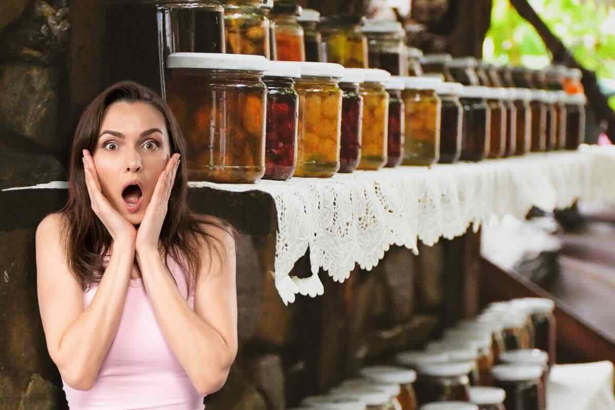 Barattoli di conserve, donna scioccata