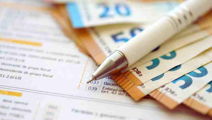 banconote penna e documenti