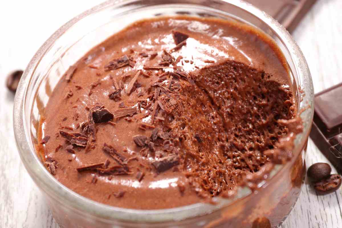 Dolce chetogenico tipo mousse al cioccolato in coppa