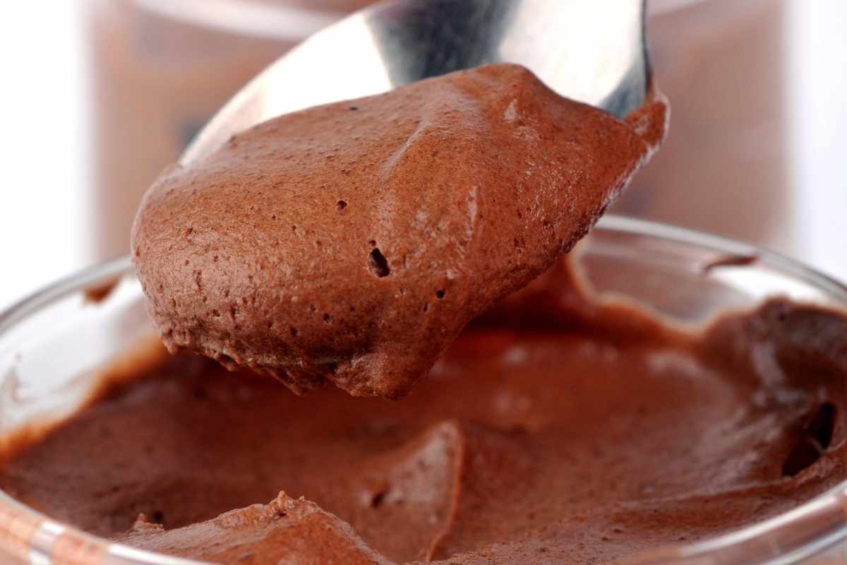 Dolce chetogenico al cucchiaio con cioccolato fondente