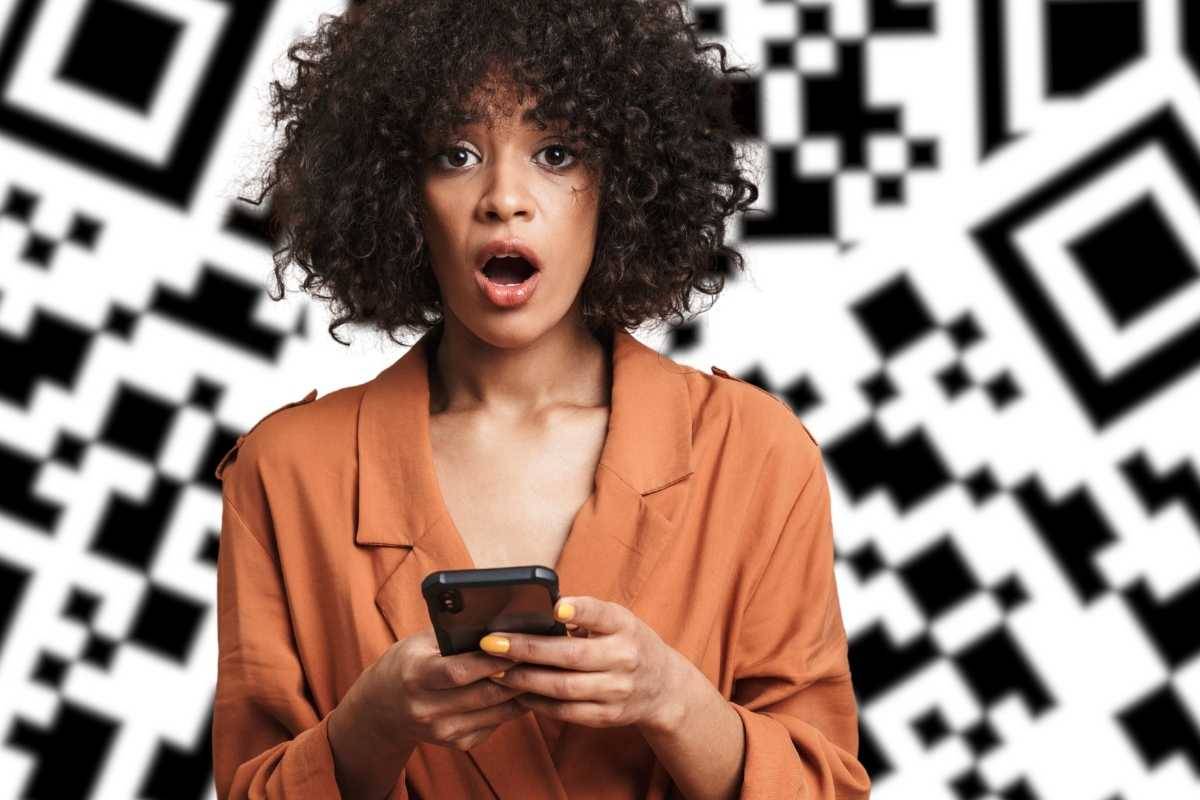 Donna con cellulare, QR code