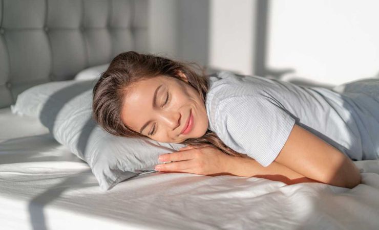 donna che riposa nel letto