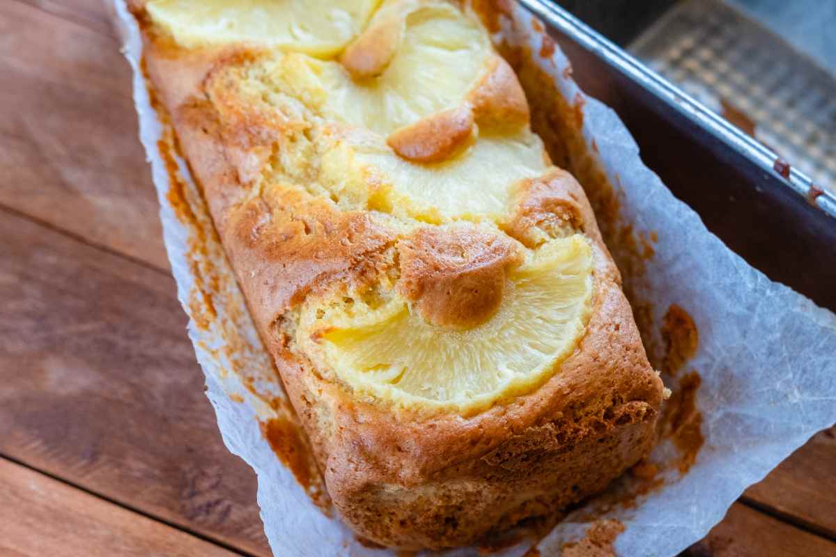 Torta all'ananas senza zucchero su un tagliere