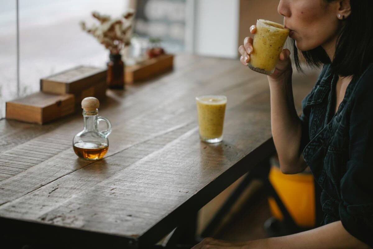 Donna che beve al bar una bevanda