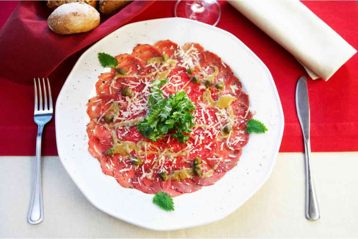 Carpaccio, formaggio, erbe