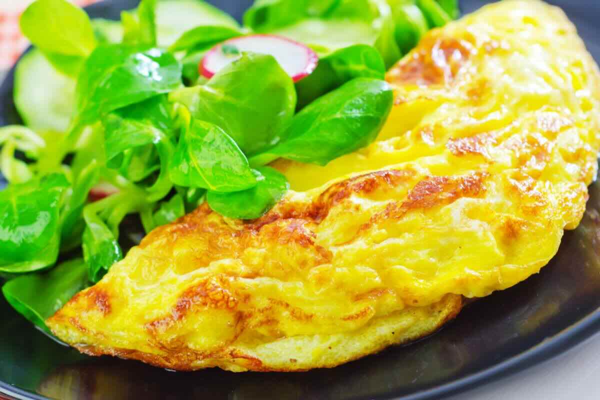 Omelette e insalata