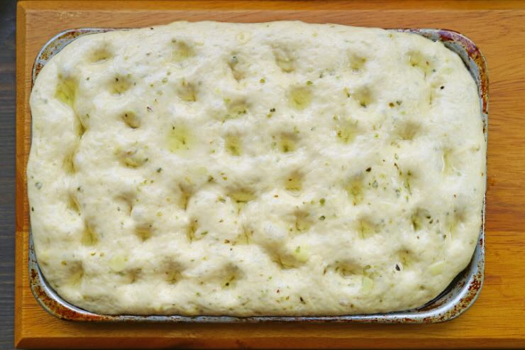 impasto focaccia con buchi olio