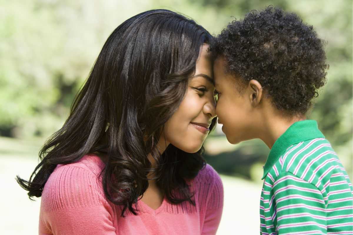 mamma e figli vicino 