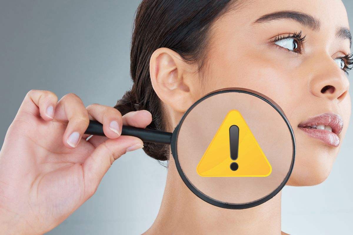 donna con lente di ingrandimento 