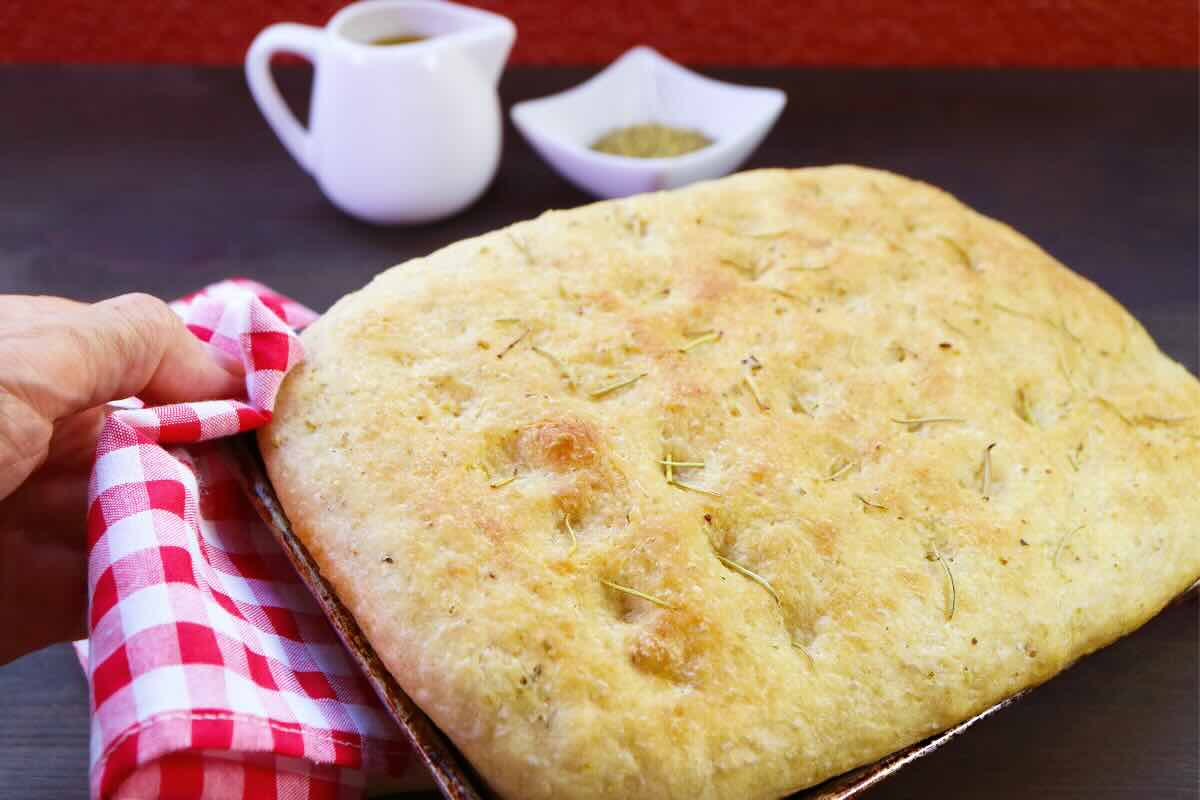 focaccia e strofinaccio a scacchi bianchi e rossi 