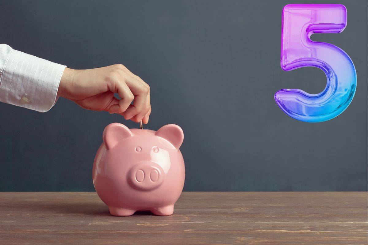 mano nel salvadanaio e numero 5