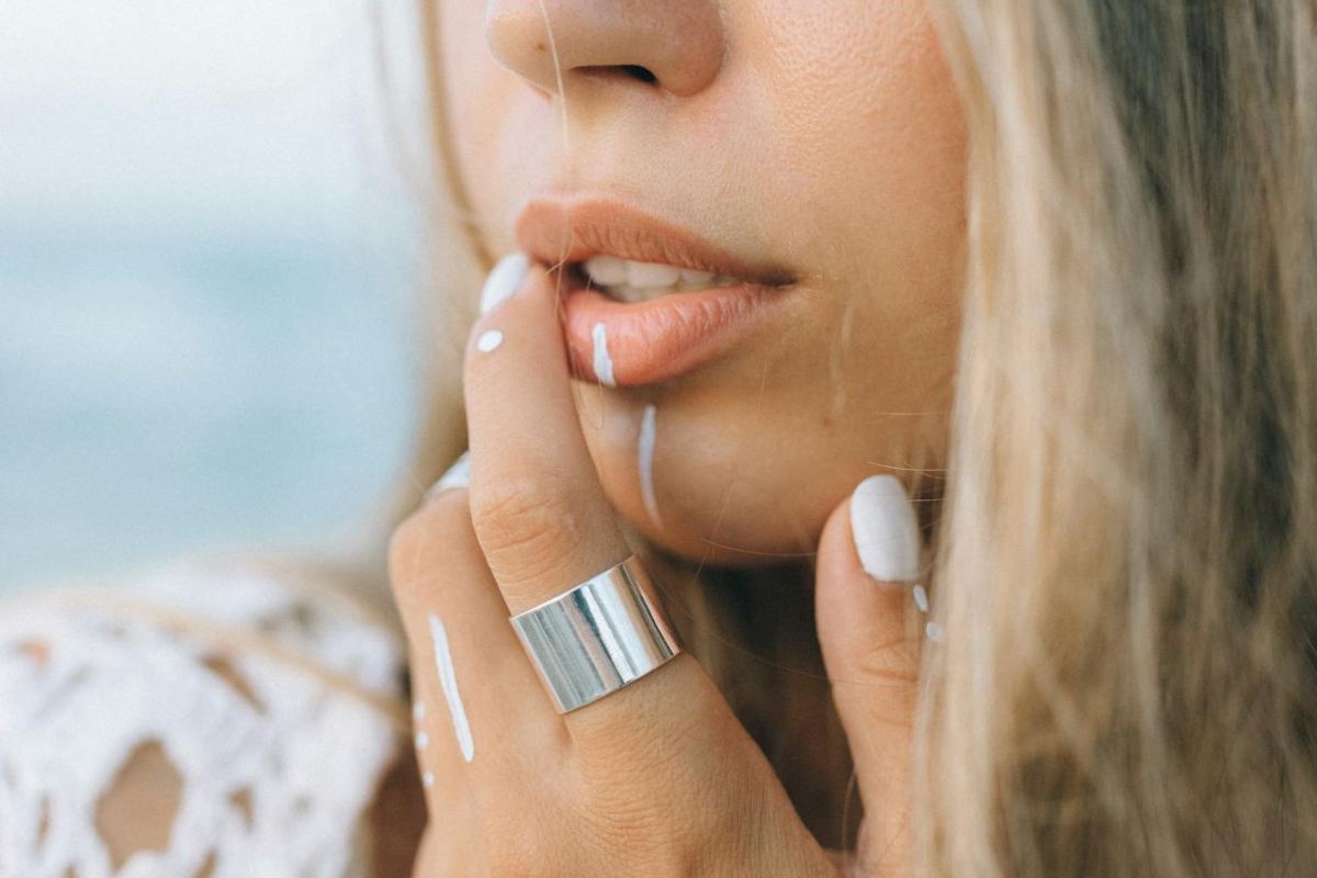 Ragazza con unghie bianco latte