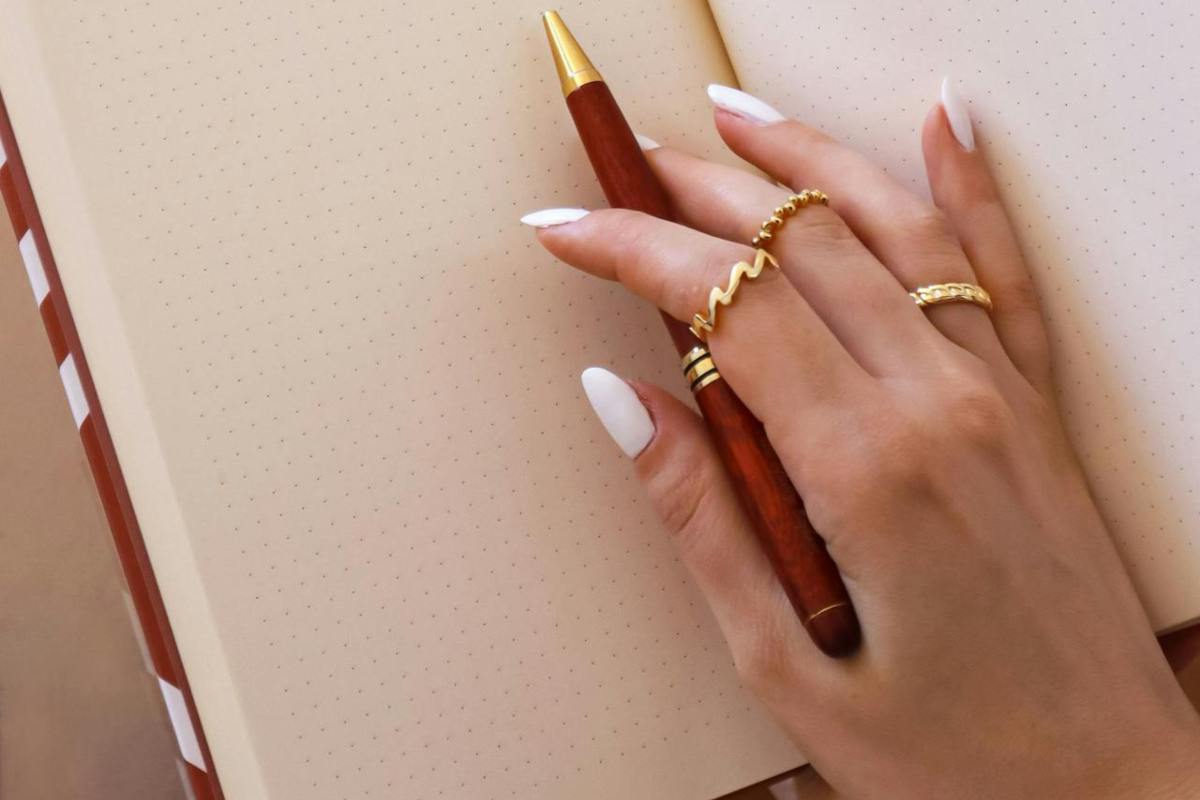 Donna con unghie bianco latte