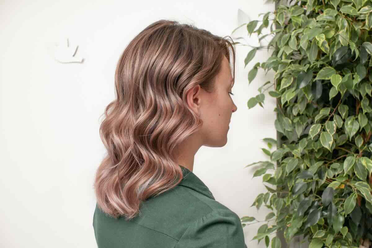 donna di spalle capelli mossi