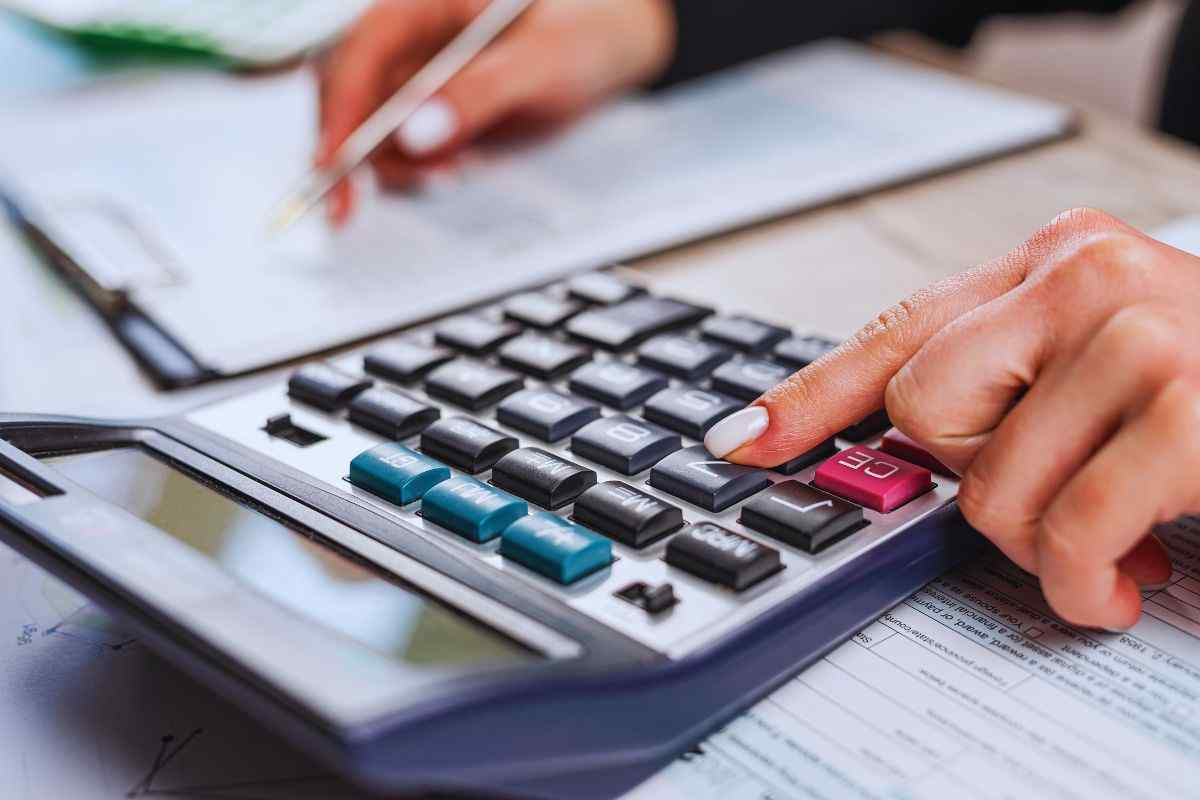 commercialista che effettua calcoli