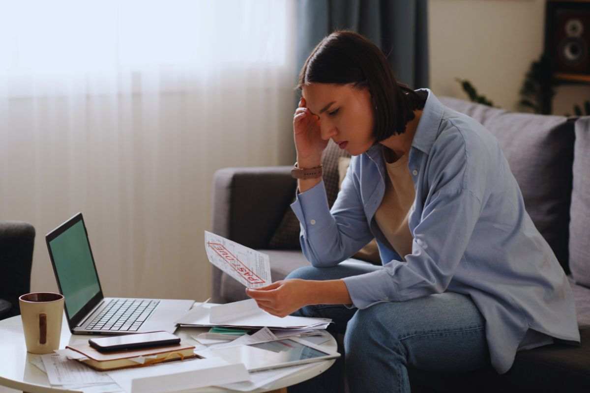 Donna preoccupata che osserva una sanzione ricevuta