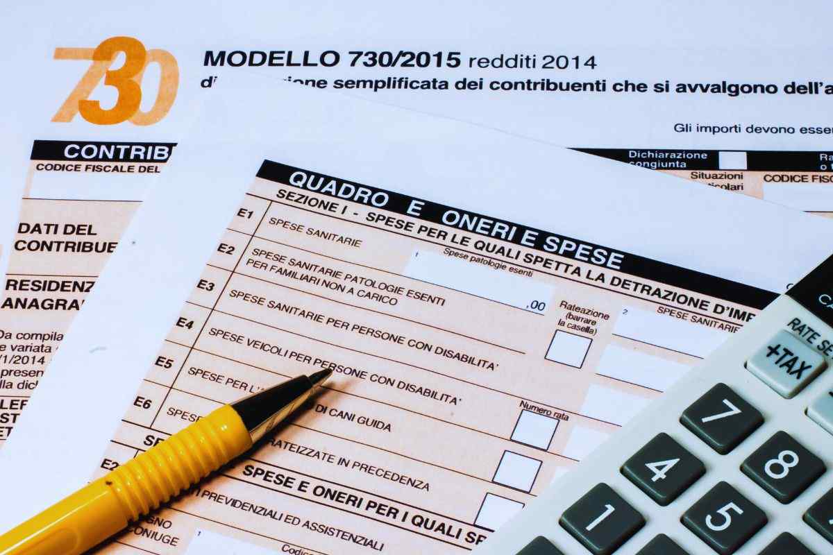 Modello 740, penna e calcolatrice