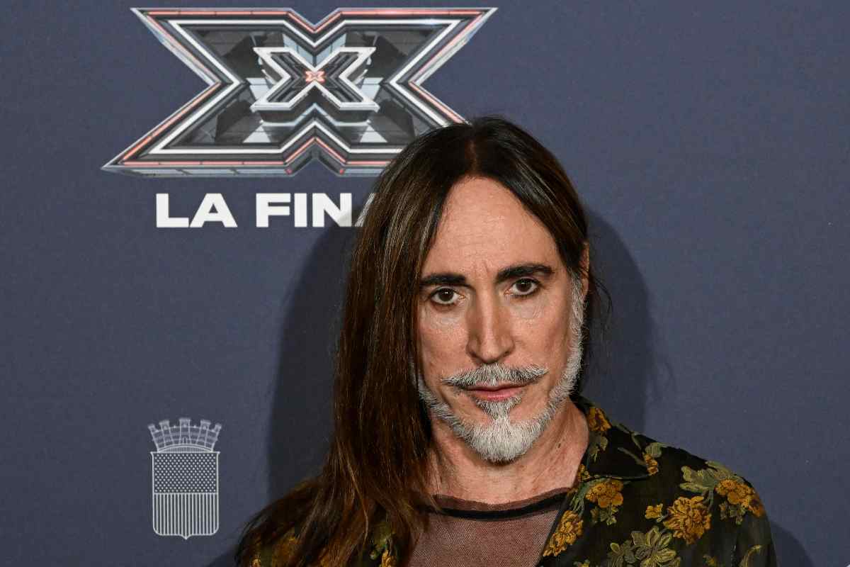 Manuel Agnelli in posa per il photo shooting di X-Factor