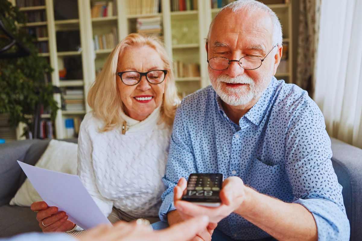 Coppia di pensionati sorridenti 