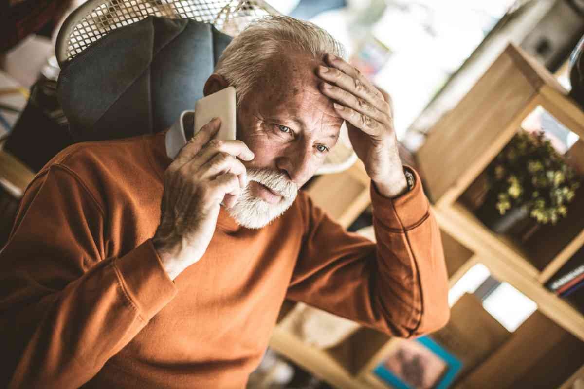 Uomo con mano in testa