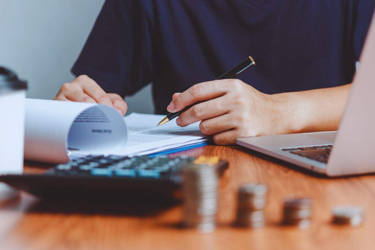 Commercialista che effettua conteggi