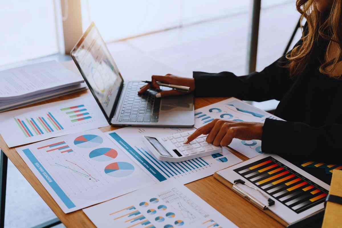 Donna che effettua calcoli alla scrivania