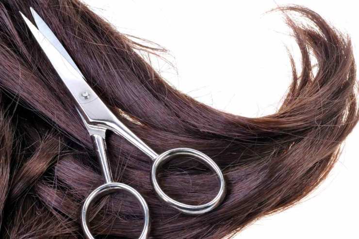 Capelli e forbici 