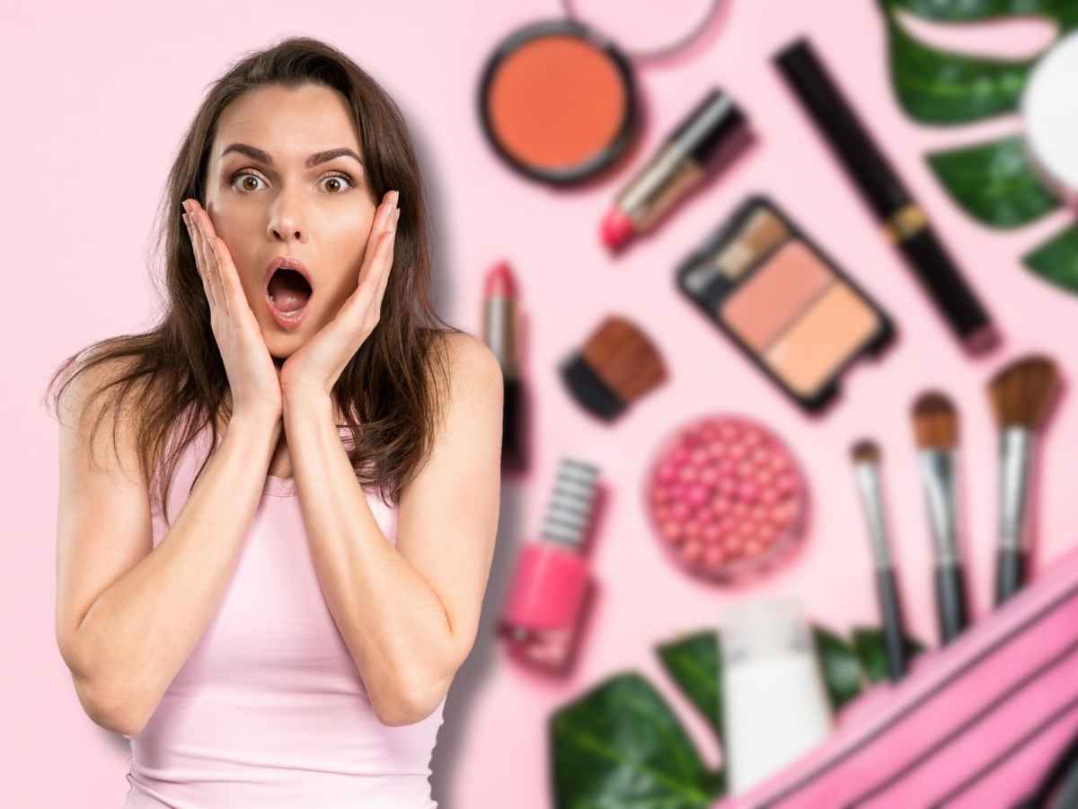 sfondo trucchi, in primo piano donna con espressione sconvolta