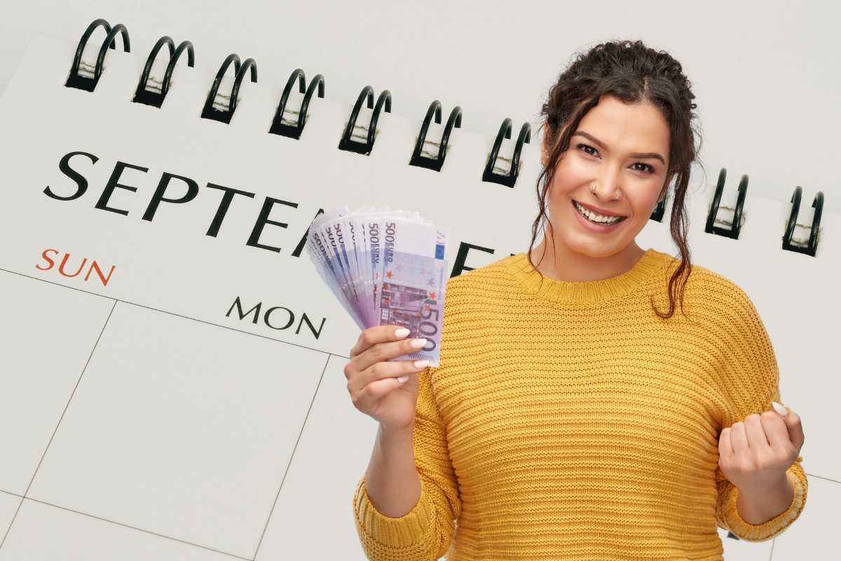 donna esulta con soldi in mano e calendario settembre 